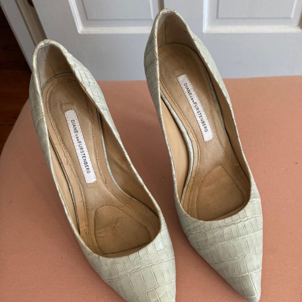 Mint Green Crocodile Pattern Pumps. - image 3